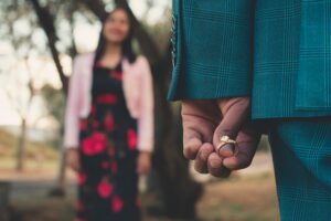 Article : Les demandes en mariage publiques refusées : une surprise désagréable pour les Kinois